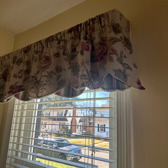 SOLD - 3 Double Tier Valances - Picture 2 of 6
